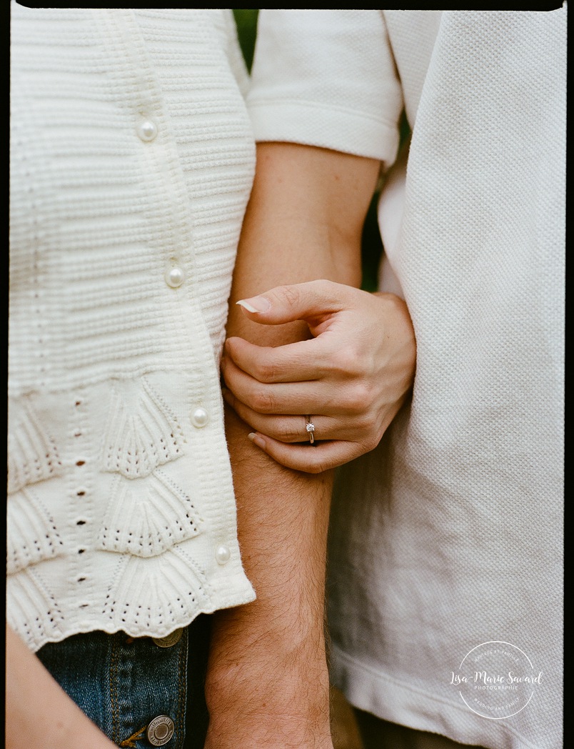 Urban park engagement photos. Natural engagement photos. Séance fiançailles sur la Rive-Nord. Photographe de couple à Montréal. North Shore engagement session. Montreal engagement photographer.