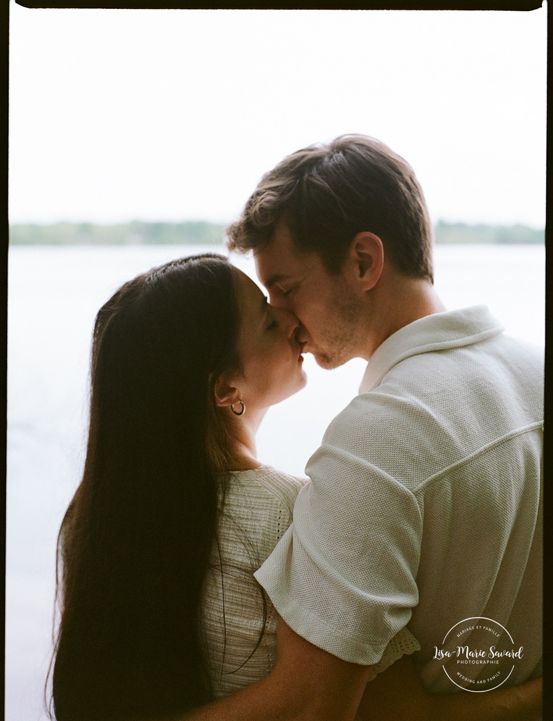Riverfront engagement photos. Natural engagement photos. Séance fiançailles sur la Rive-Nord. Photographe de couple à Montréal. North Shore engagement session. Montreal engagement photographer.