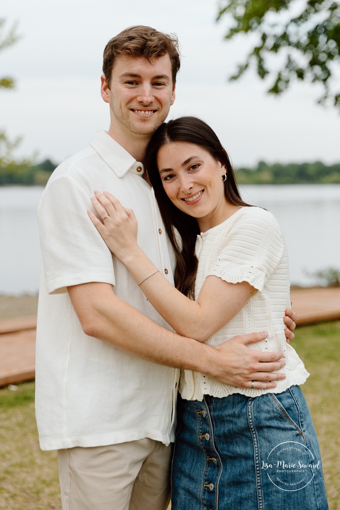 Riverfront engagement photos. Natural engagement photos. Séance fiançailles sur la Rive-Nord. Photographe de couple à Montréal. North Shore engagement session. Montreal engagement photographer.