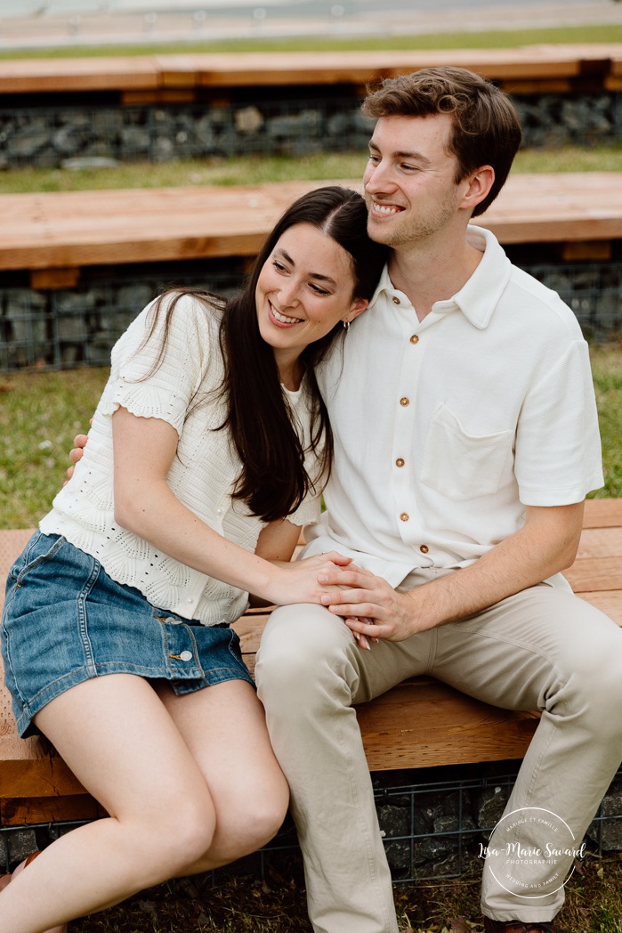 Riverfront engagement photos. Natural engagement photos. Séance fiançailles sur la Rive-Nord. Photographe de couple à Montréal. North Shore engagement session. Montreal engagement photographer.