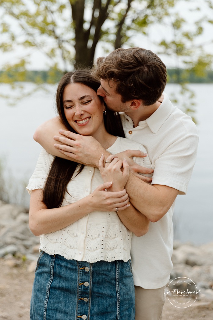 Riverfront engagement photos. Natural engagement photos. Séance fiançailles sur la Rive-Nord. Photographe de couple à Montréal. North Shore engagement session. Montreal engagement photographer.
