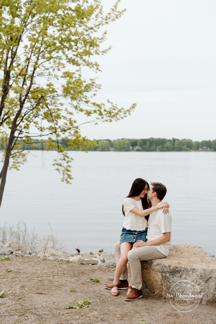 Riverfront engagement photos. Natural engagement photos. Séance fiançailles sur la Rive-Nord. Photographe de couple à Montréal. North Shore engagement session. Montreal engagement photographer.