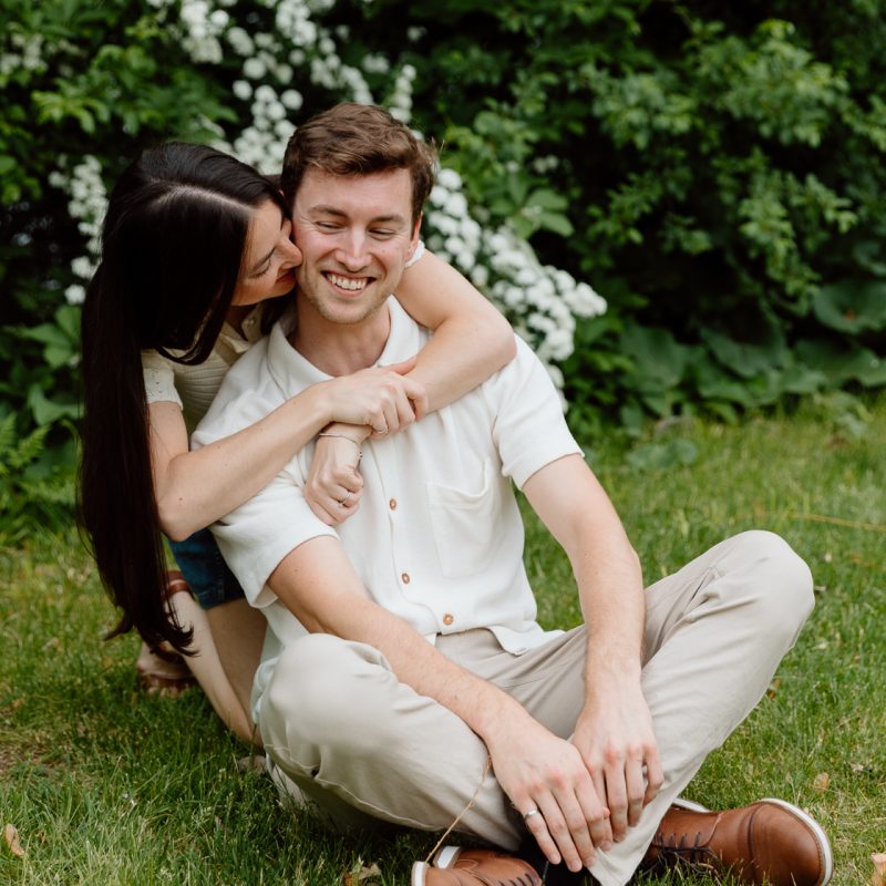 Urban park engagement photos. Natural engagement photos. Séance fiançailles sur la Rive-Nord. Photographe de couple à Montréal. North Shore engagement session. Montreal engagement photographer.