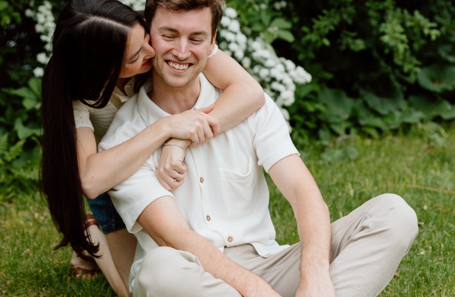Urban park engagement photos. Natural engagement photos. Séance fiançailles sur la Rive-Nord. Photographe de couple à Montréal. North Shore engagement session. Montreal engagement photographer.