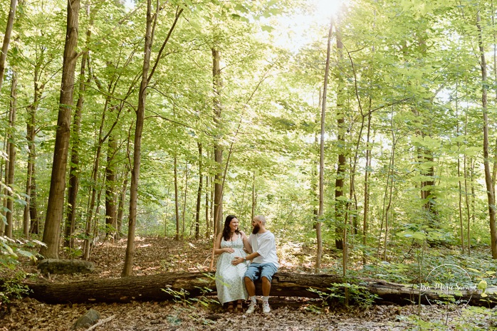 Forest maternity photos. Urban park maternity photos. Séance photo au parc Angrignon. Angrignon Park photoshoot. Photographe maternité Montréal. Montreal maternity photographer.