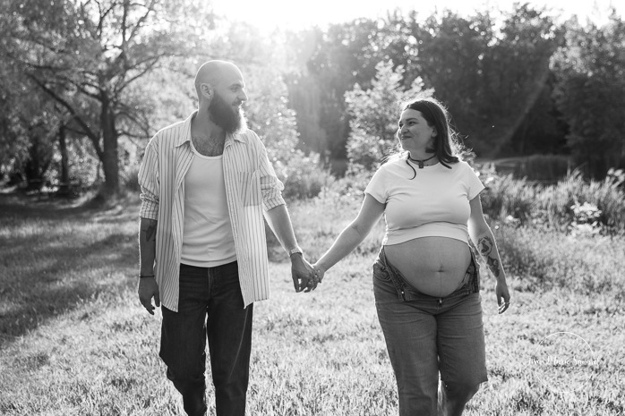 Summer maternity photos. Urban park maternity photos. Séance photo au parc Angrignon. Angrignon Park photoshoot. Photographe maternité Montréal. Montreal maternity photographer.