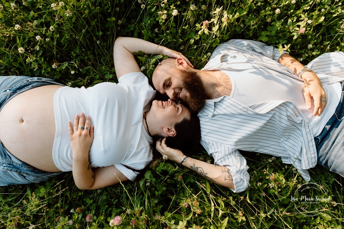 Summer maternity photos. Urban park maternity photos. Séance photo au parc Angrignon. Angrignon Park photoshoot. Photographe maternité Montréal. Montreal maternity photographer.
