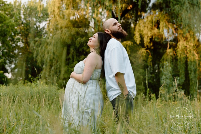 Weeping willow maternity photos. Urban park maternity photos. Séance photo au parc Angrignon. Angrignon Park photoshoot. Photographe maternité Montréal. Montreal maternity photographer.