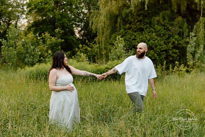 Weeping willow maternity photos. Urban park maternity photos. Séance photo au parc Angrignon. Angrignon Park photoshoot. Photographe maternité Montréal. Montreal maternity photographer.