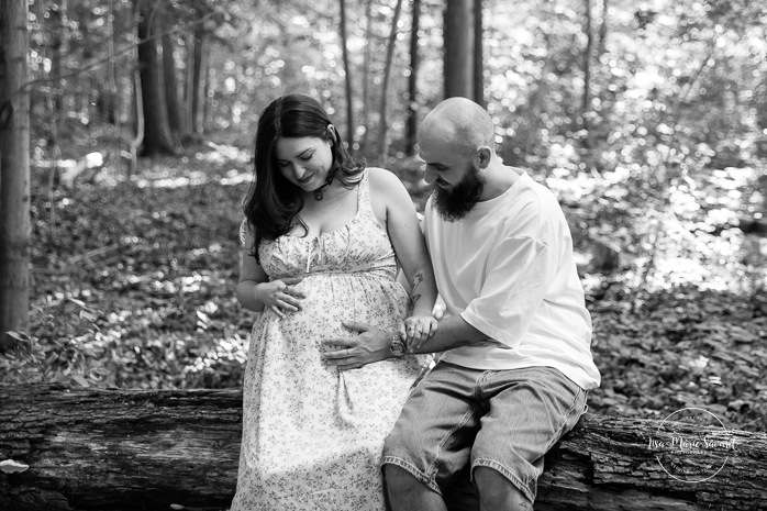 Forest maternity photos. Urban park maternity photos. Séance photo au parc Angrignon. Angrignon Park photoshoot. Photographe maternité Montréal. Montreal maternity photographer.