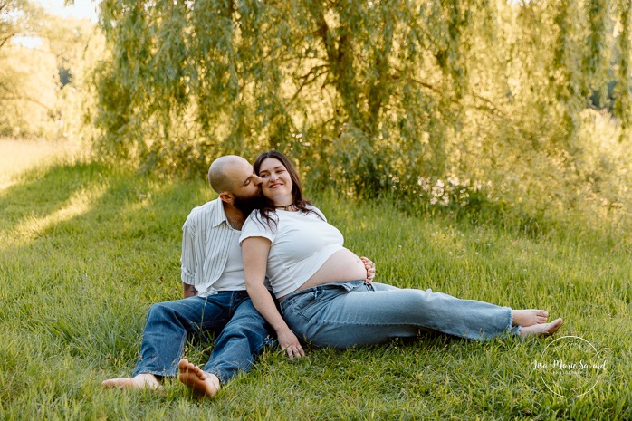 Weeping willow maternity photos. Urban park maternity photos. Séance photo au parc Angrignon. Angrignon Park photoshoot. Photographe maternité Montréal. Montreal maternity photographer.