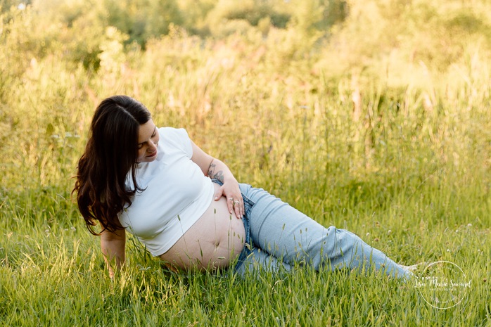 Summer maternity photos. Urban park maternity photos. Séance photo au parc Angrignon. Angrignon Park photoshoot. Photographe maternité Montréal. Montreal maternity photographer.