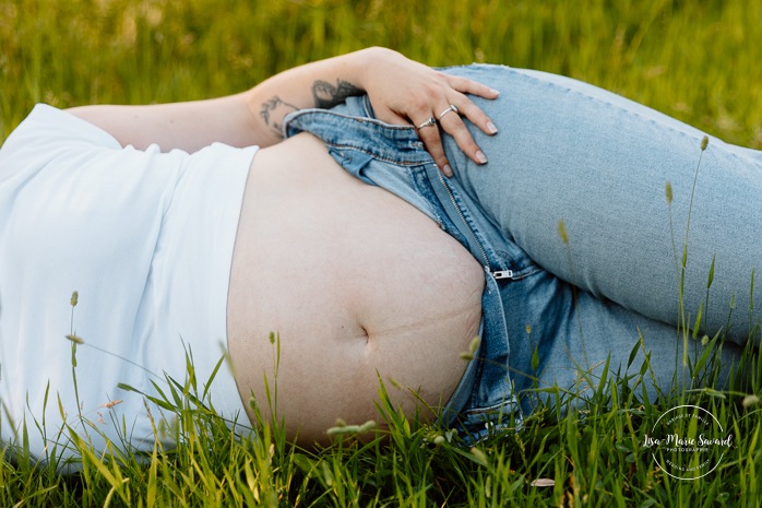 Summer maternity photos. Urban park maternity photos. Séance photo au parc Angrignon. Angrignon Park photoshoot. Photographe maternité Montréal. Montreal maternity photographer.