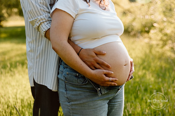 Summer maternity photos. Urban park maternity photos. Séance photo au parc Angrignon. Angrignon Park photoshoot. Photographe maternité Montréal. Montreal maternity photographer.