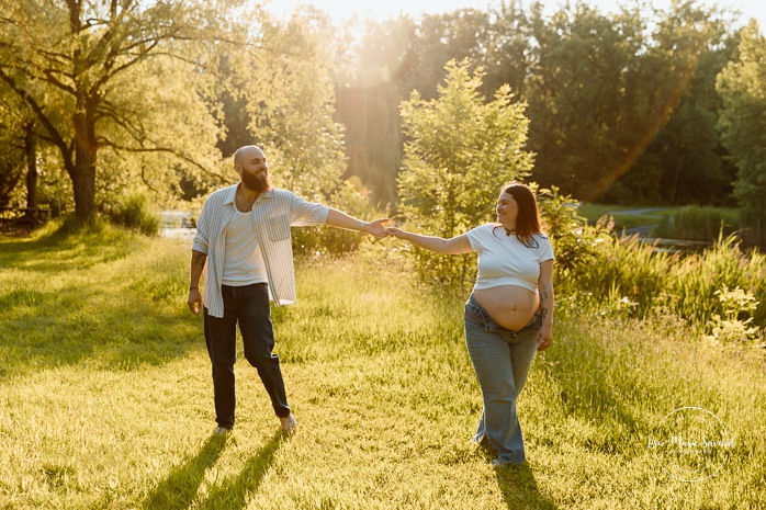 Summer maternity photos. Urban park maternity photos. Séance photo au parc Angrignon. Angrignon Park photoshoot. Photographe maternité Montréal. Montreal maternity photographer.