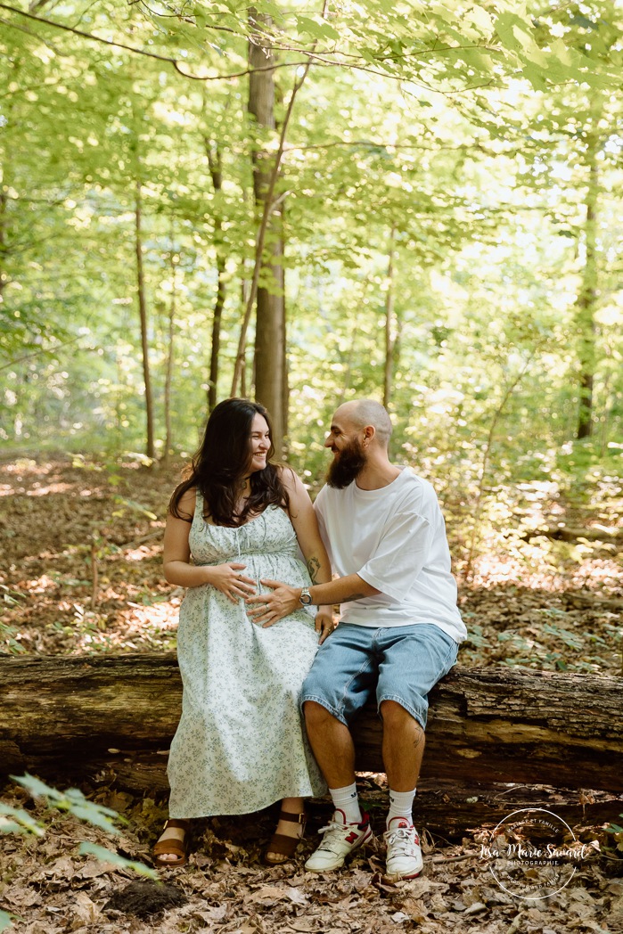 Forest maternity photos. Urban park maternity photos. Séance photo au parc Angrignon. Angrignon Park photoshoot. Photographe maternité Montréal. Montreal maternity photographer.