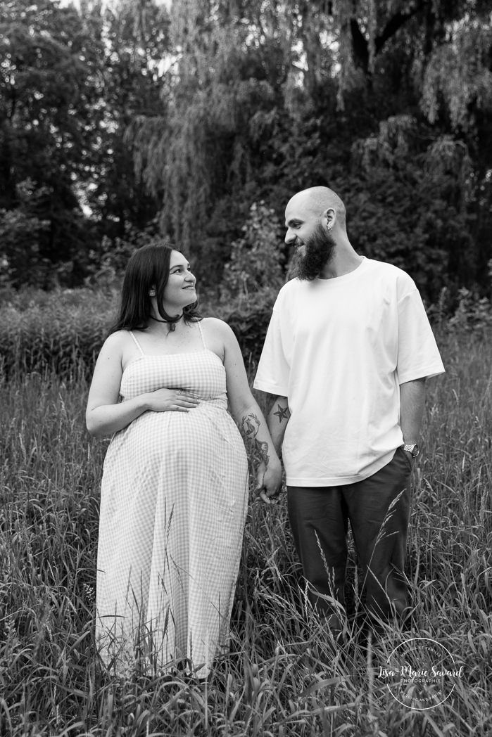 Weeping willow maternity photos. Urban park maternity photos. Séance photo au parc Angrignon. Angrignon Park photoshoot. Photographe maternité Montréal. Montreal maternity photographer.