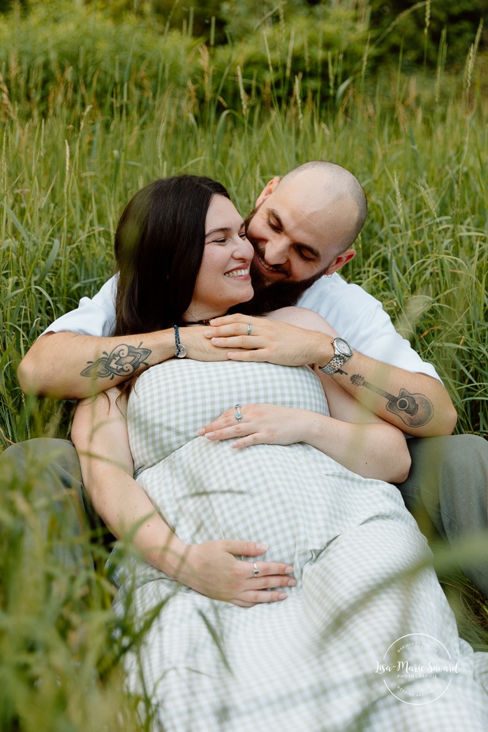 Summer maternity photos. Urban park maternity photos. Séance photo au parc Angrignon. Angrignon Park photoshoot. Photographe maternité Montréal. Montreal maternity photographer.