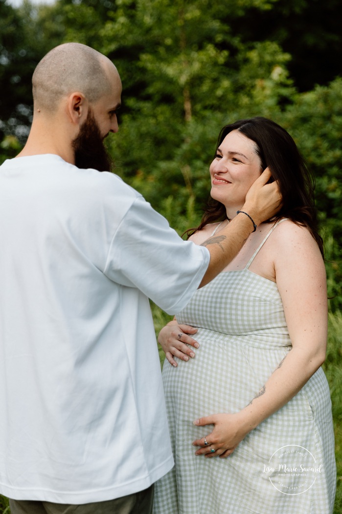 Summer maternity photos. Urban park maternity photos. Séance photo au parc Angrignon. Angrignon Park photoshoot. Photographe maternité Montréal. Montreal maternity photographer.