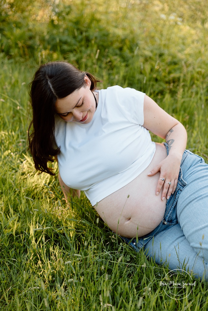 Summer maternity photos. Urban park maternity photos. Séance photo au parc Angrignon. Angrignon Park photoshoot. Photographe maternité Montréal. Montreal maternity photographer.