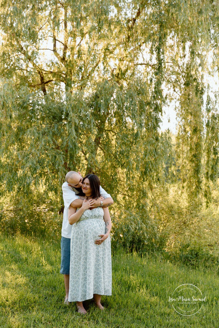 Weeping willow maternity photos. Urban park maternity photos. Séance photo au parc Angrignon. Angrignon Park photoshoot. Photographe maternité Montréal. Montreal maternity photographer.