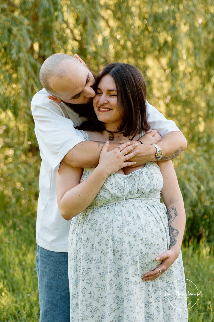 Weeping willow maternity photos. Urban park maternity photos. Séance photo au parc Angrignon. Angrignon Park photoshoot. Photographe maternité Montréal. Montreal maternity photographer.