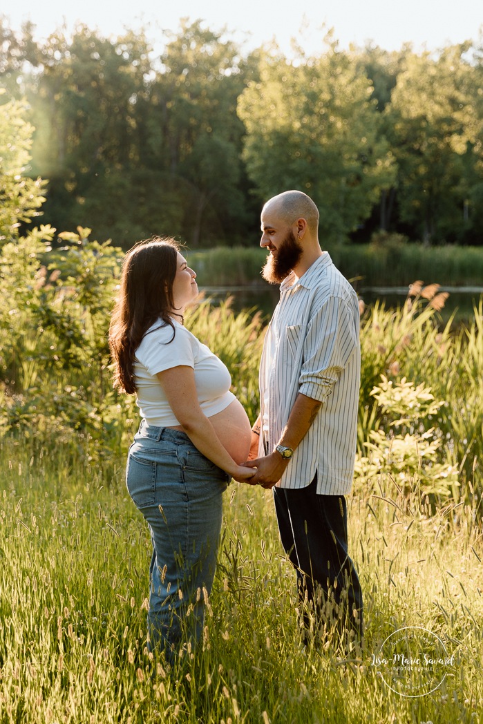 Summer maternity photos. Urban park maternity photos. Séance photo au parc Angrignon. Angrignon Park photoshoot. Photographe maternité Montréal. Montreal maternity photographer.