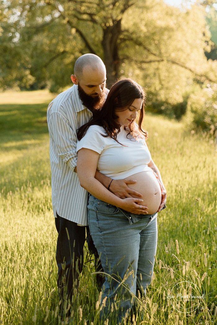 Summer maternity photos. Urban park maternity photos. Séance photo au parc Angrignon. Angrignon Park photoshoot. Photographe maternité Montréal. Montreal maternity photographer.