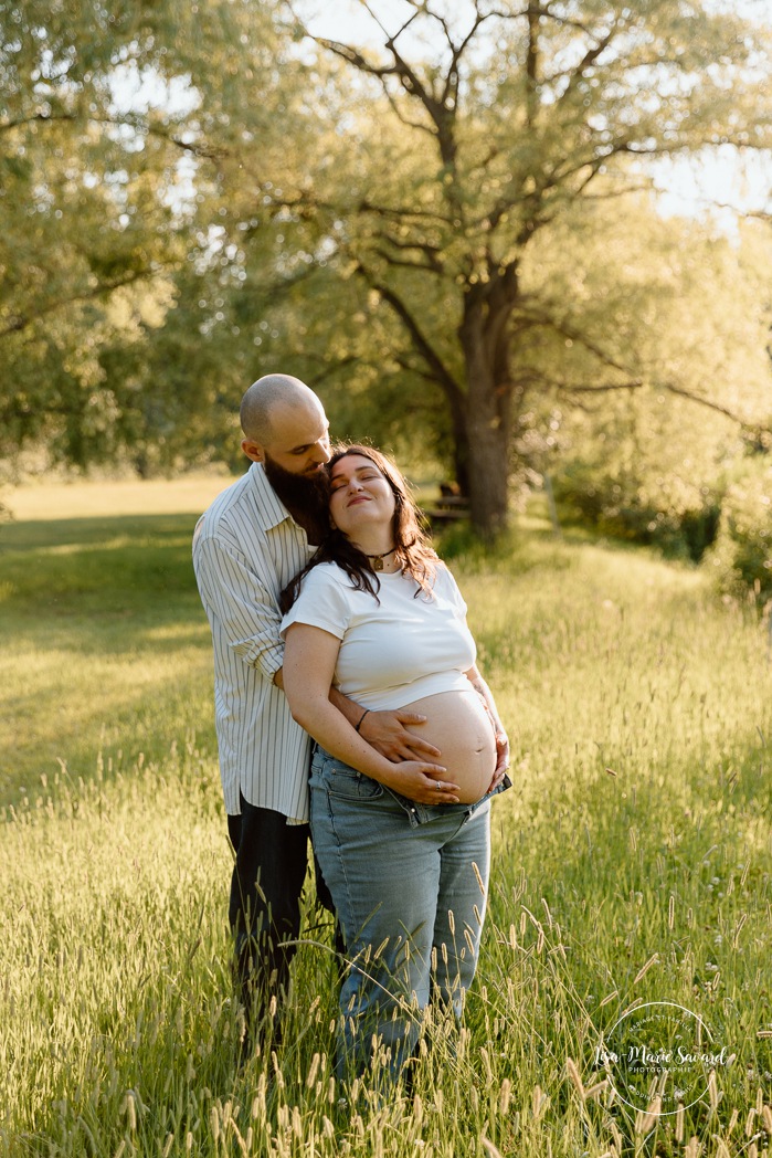 Summer maternity photos. Urban park maternity photos. Séance photo au parc Angrignon. Angrignon Park photoshoot. Photographe maternité Montréal. Montreal maternity photographer.