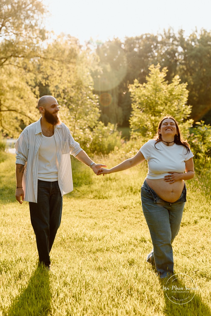 Summer maternity photos. Urban park maternity photos. Séance photo au parc Angrignon. Angrignon Park photoshoot. Photographe maternité Montréal. Montreal maternity photographer.