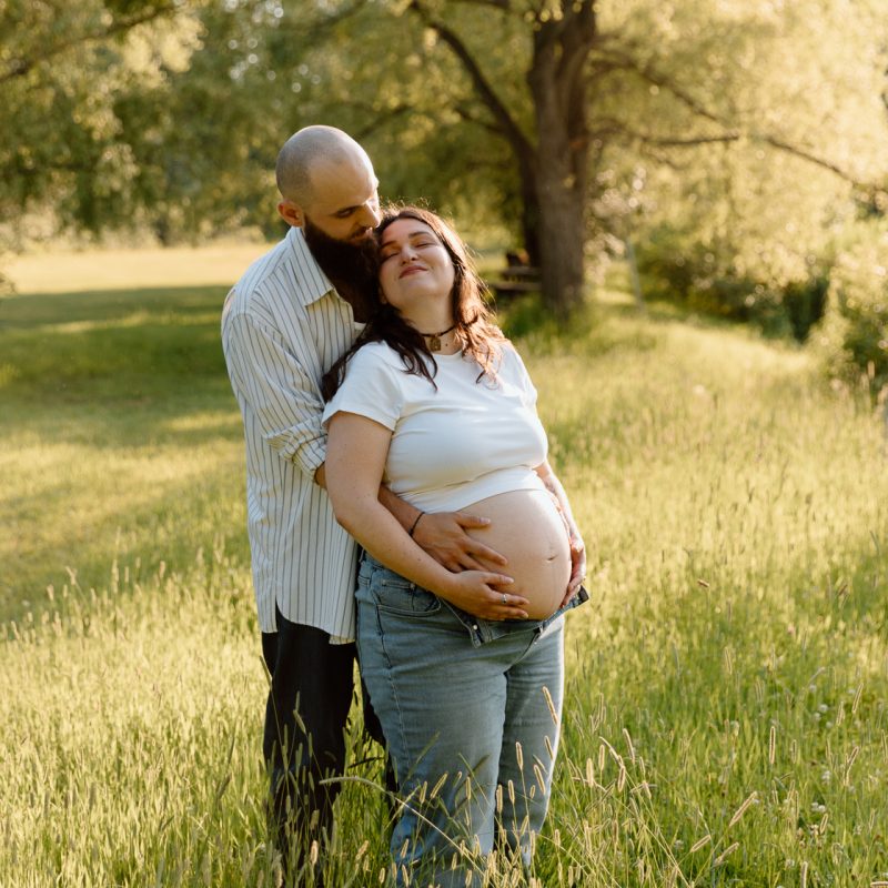 Summer maternity photos. Urban park maternity photos. Séance photo au parc Angrignon. Angrignon Park photoshoot. Photographe maternité Montréal. Montreal maternity photographer.
