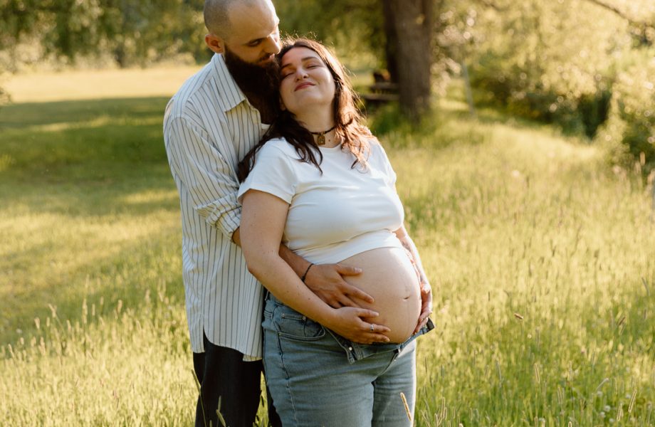 Summer maternity photos. Urban park maternity photos. Séance photo au parc Angrignon. Angrignon Park photoshoot. Photographe maternité Montréal. Montreal maternity photographer.
