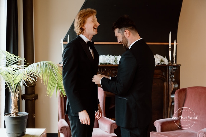 Groom flat lay. Groom getting ready with groomsmen at reception venue. Mariage à l'Espace Canal à Montréal. L'Ambroisie et Espace Canal. Photographe de mariage à Montréal. Espace Canal wedding. Montreal wedding photographer.