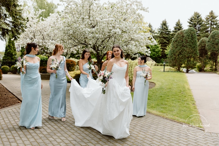 Bride and bridesmaids photos with blooming trees. Mariage à l'Espace Canal à Montréal. L'Ambroisie et Espace Canal. Photographe de mariage à Montréal. Espace Canal wedding. Montreal wedding photographer.