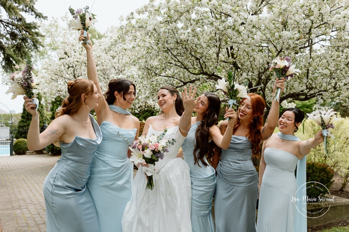 Bride and bridesmaids photos with blooming trees. Mariage à l'Espace Canal à Montréal. L'Ambroisie et Espace Canal. Photographe de mariage à Montréal. Espace Canal wedding. Montreal wedding photographer.