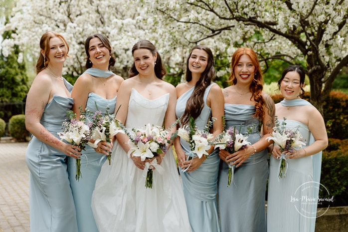 Bride and bridesmaids photos with blooming trees. Mariage à l'Espace Canal à Montréal. L'Ambroisie et Espace Canal. Photographe de mariage à Montréal. Espace Canal wedding. Montreal wedding photographer.