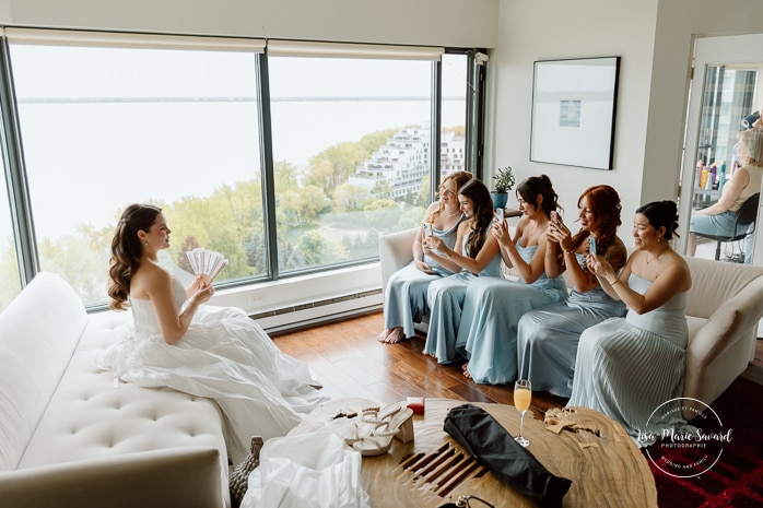 Bride getting ready with bridesmaids in condo. Mariage à l'Espace Canal à Montréal. L'Ambroisie et Espace Canal. Photographe de mariage à Montréal. Espace Canal wedding. Montreal wedding photographer.