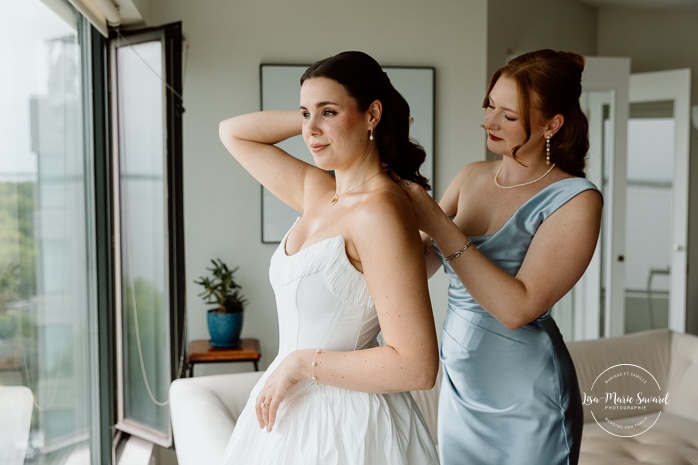 Bride getting ready with bridesmaids in condo. Mariage à l'Espace Canal à Montréal. L'Ambroisie et Espace Canal. Photographe de mariage à Montréal. Espace Canal wedding. Montreal wedding photographer.