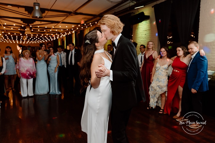 Wedding first dance photos. Mariage à l'Espace Canal à Montréal. Photos de mariage Canal Lachine. Photographe de mariage à Montréal. Espace Canal wedding. Montreal wedding photographer.