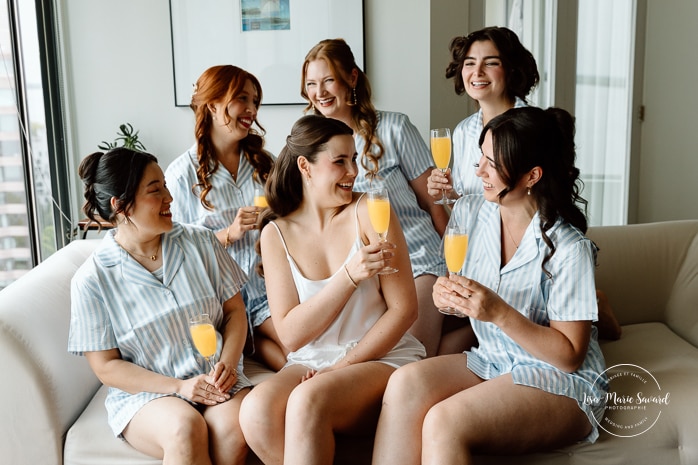 Bride getting ready with bridesmaids in condo. Mariage à l'Espace Canal à Montréal. L'Ambroisie et Espace Canal. Photographe de mariage à Montréal. Espace Canal wedding. Montreal wedding photographer.