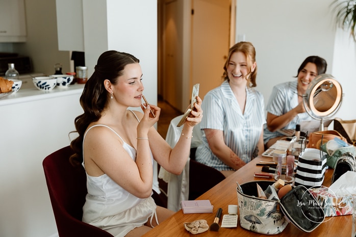 Bride getting ready with bridesmaids in condo. Mariage à l'Espace Canal à Montréal. L'Ambroisie et Espace Canal. Photographe de mariage à Montréal. Espace Canal wedding. Montreal wedding photographer.