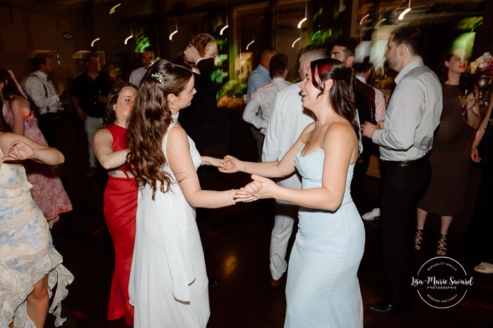 Wedding dance floor photos. Mariage à l'Espace Canal à Montréal. Photos de mariage Canal Lachine. Photographe de mariage à Montréal. Espace Canal wedding. Montreal wedding photographer.