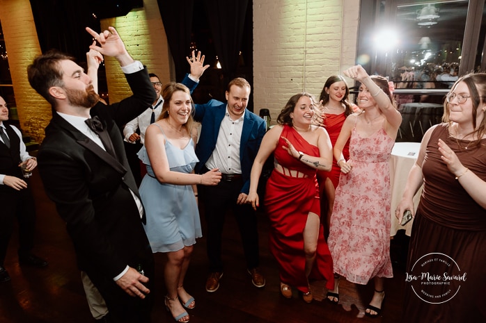 Wedding dance floor photos. Mariage à l'Espace Canal à Montréal. Photos de mariage Canal Lachine. Photographe de mariage à Montréal. Espace Canal wedding. Montreal wedding photographer.