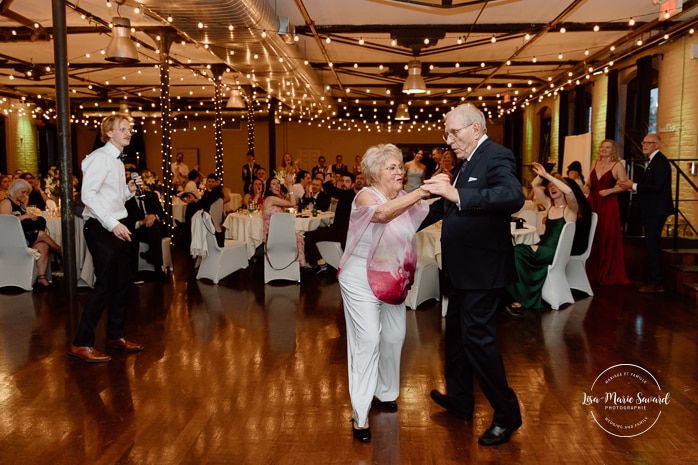 Wedding dance floor photos. Mariage à l'Espace Canal à Montréal. Photos de mariage Canal Lachine. Photographe de mariage à Montréal. Espace Canal wedding. Montreal wedding photographer.