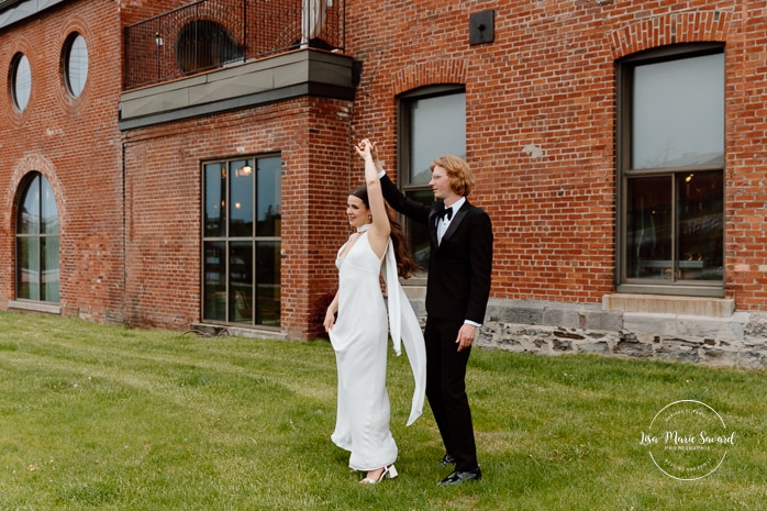 Urban wedding photos. Brick wall wedding photos. Mariage à l'Espace Canal à Montréal. Photos de mariage Canal Lachine. Photographe de mariage à Montréal. Espace Canal wedding. Montreal wedding photographer.