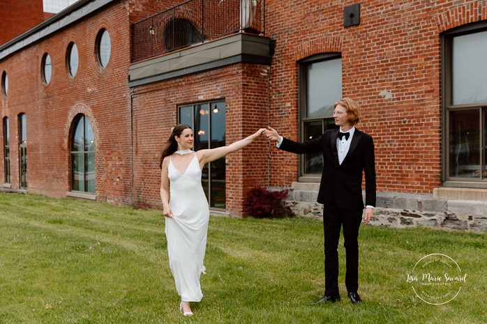 Urban wedding photos. Brick wall wedding photos. Mariage à l'Espace Canal à Montréal. Photos de mariage Canal Lachine. Photographe de mariage à Montréal. Espace Canal wedding. Montreal wedding photographer.