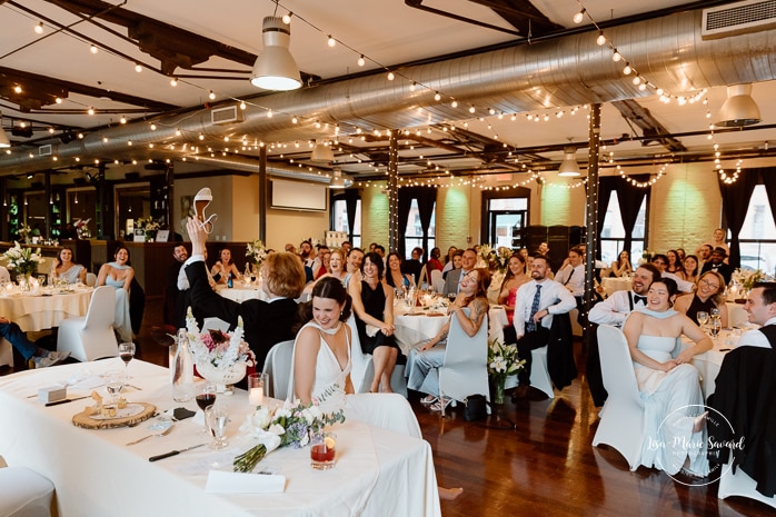 Wedding reception shoe game. Industrial wedding reception. Mariage à l'Espace Canal à Montréal. Photographe de mariage à Montréal. Espace Canal wedding. Montreal wedding photographer.