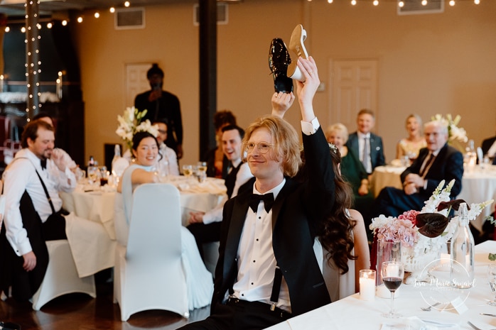 Wedding reception shoe game. Industrial wedding reception. Mariage à l'Espace Canal à Montréal. Photographe de mariage à Montréal. Espace Canal wedding. Montreal wedding photographer.