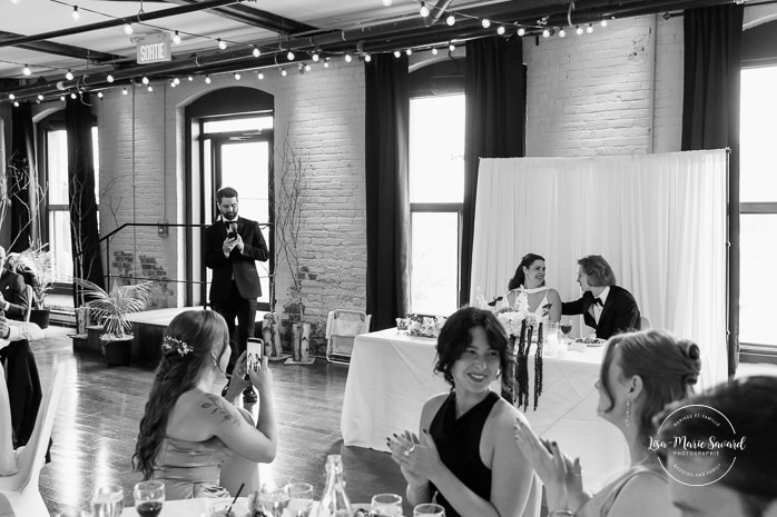 Wedding reception speech. Industrial wedding reception. Mariage à l'Espace Canal à Montréal. Photographe de mariage à Montréal. Espace Canal wedding. Montreal wedding photographer.