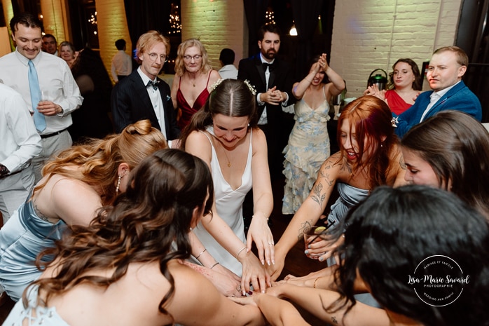 Wedding dance floor photos. Mariage à l'Espace Canal à Montréal. Photos de mariage Canal Lachine. Photographe de mariage à Montréal. Espace Canal wedding. Montreal wedding photographer.
